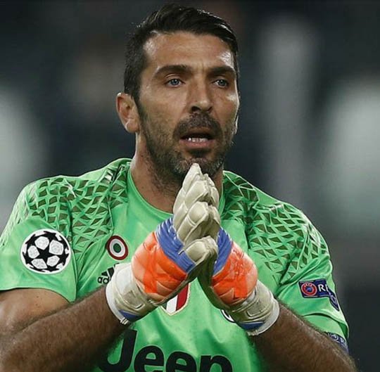 buffon-to-leave-puma-juventus-legend-covers-puma-logo-from-keeper-gloves (2).JPG